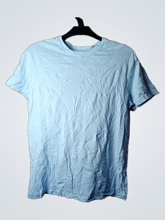 Hellblaues T-Shirt
