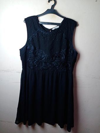 Schwarzes ärmelloses Kleid mit Rosenapplikationen