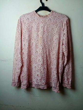 Rosa Spitzenbluse mit langen Ärmeln