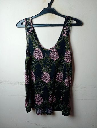 Schwarzes Tanktop mit pinkem Ananastdruck