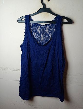 Blaues Spitzen-Top