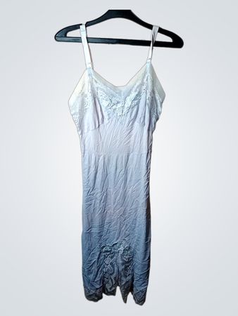 Hellblaues Slipkleid mit Spitzenbesatz
