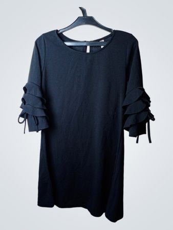 Schwarzes Kleid mit Rüscheärmeln