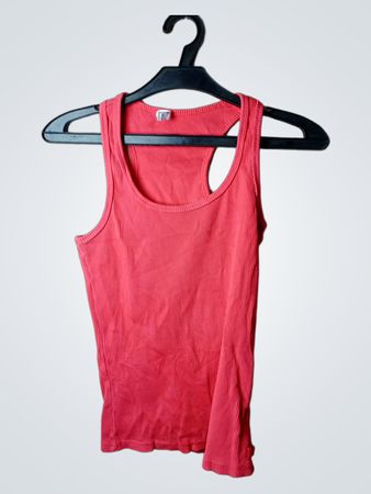 Rotes Rippen-Top mit grafischem Rücken