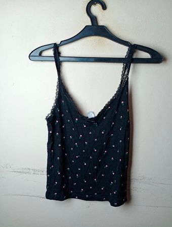 Schwarzes Tanktop mit pinkfarbenem Blumenmuster und Spitzenbesatz