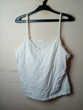 Weiße Cami-Top