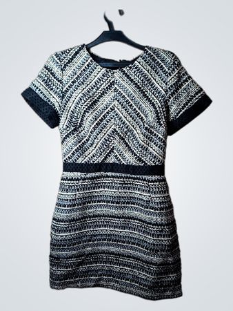 Schwarzes und weißes strukturiertes Kurzarmkleid