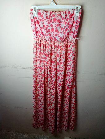 Trägerloses Maxikleid mit pinken Punkten