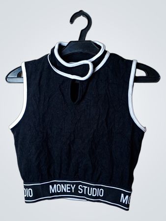 MONEY STUDIO Schwarzes ärmelloses Mock Neck Crop Top