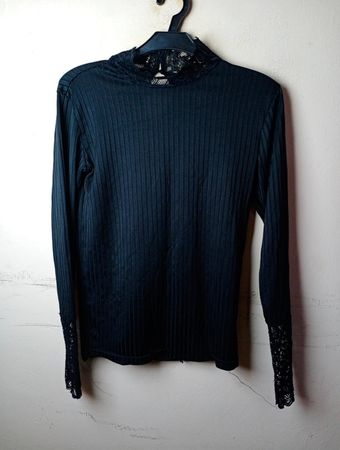 Schwarzer gerippter Rollkragenpullover mit Spitzenbesatz