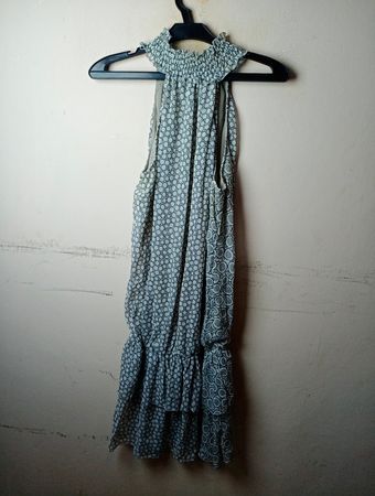 Ärmelloses Kleid mit Rüschen