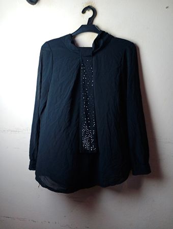 Schwarze Bluse mit Verzierungen