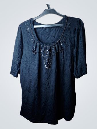 Schwarzes T-Shirt mit besticktem Ausschnitt