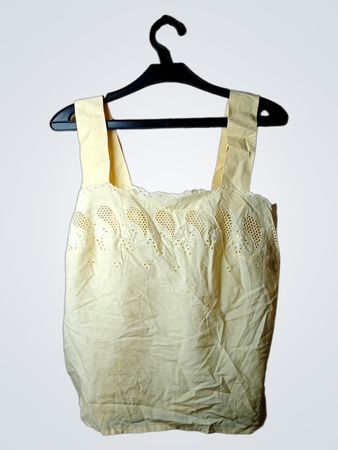 Gelbes Tanktop mit Ösen-Detail