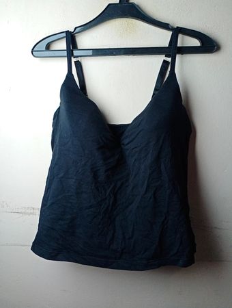 Schwarzes Tanktop mit dekorativem Rückendetail