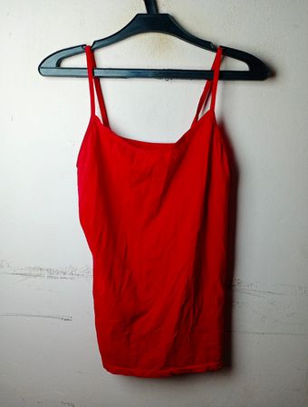 Rotes Trägershirt