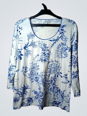 Weißes Langarm-T-Shirt mit blauem Blumenmuster