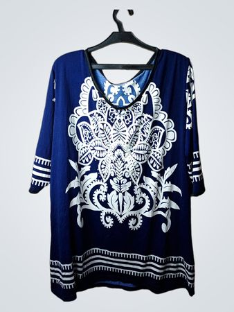 Blaues Kleid mit weißem Muster