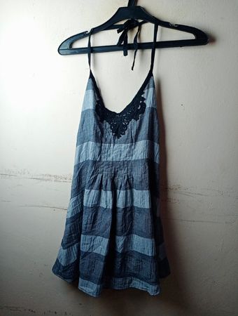 Blau gestreiftes Halterkleid mit schwarzem Spitzenbesatz