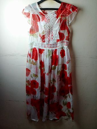 Robe blanche avec imprimé floral rouge et bordure en dentelle