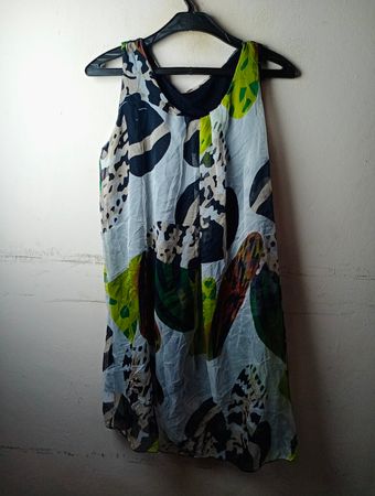 Ärmelloses gedrucktes Kleid