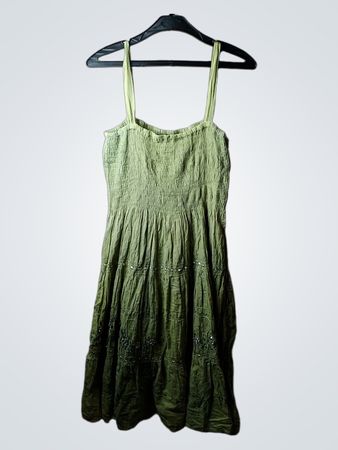 Grünes Smocked-Stufen-Kleid