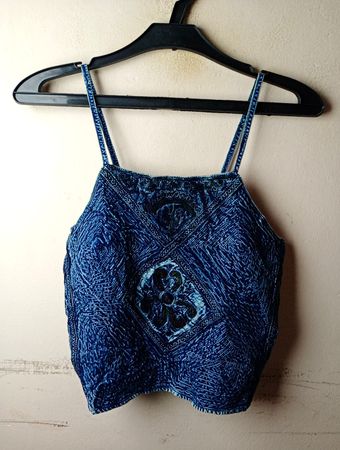 Blaues Smocked Crop Top mit floralem Detail