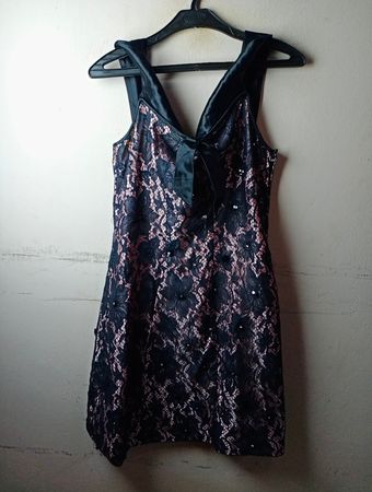 Schwarzes Spitzenkleid mit Pailletten