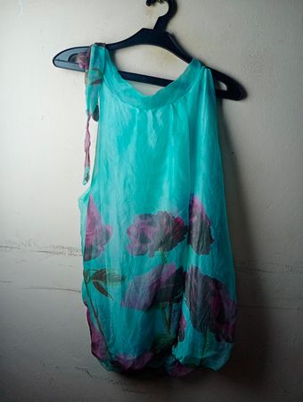 Türkisses ärmelloses Kleid mit Blumenmuster