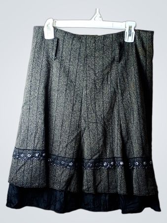 Frauen-Tweed-Rock mit verziertem Saum