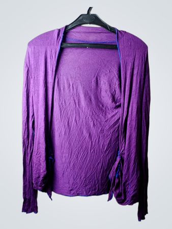 Lila Strickjacke