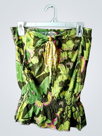 Grünes blumiges Druck trägerloses Top