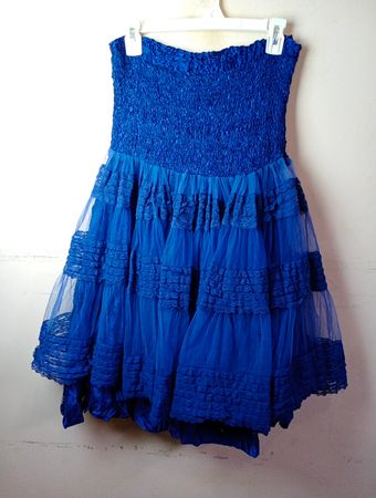 Blaues trägerloses gestuftes Kleid