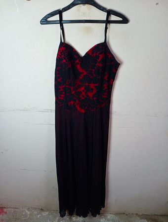 Rotes und schwarzes Spitzenkleid