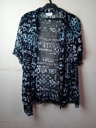 CANDA schwarzer transparenter Kimono mit weißem Textdruck