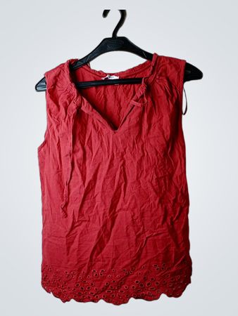 Rotes ärmelloses Oberteil mit Lochsaum