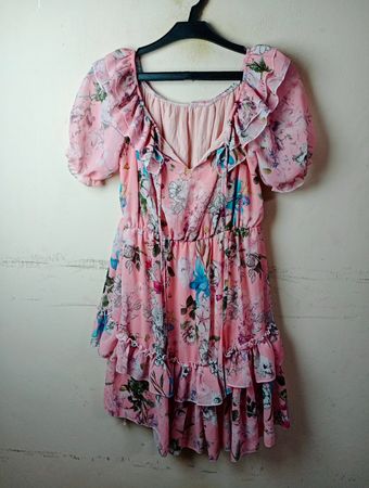 Rüschendress mit pinkfarbenem Blumenmuster
