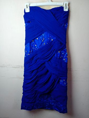 Blaues trägerloses gerafftes Kleid mit Pailletten