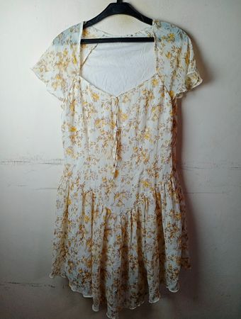 Weißes Kleid mit gelbem Blumenmuster