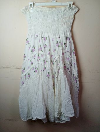 Robe sans manches plissée blanche avec imprime floral