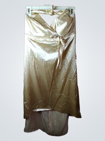 Goldenes trägerloses Kleid