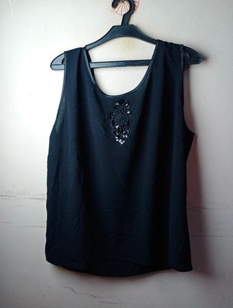 Schwarzes Tanktop mit Verzierung