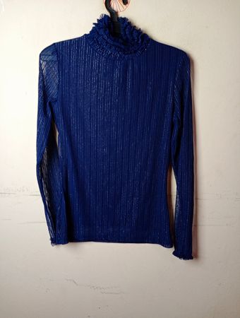 Durchsichtiger blauer Rollkragenpullover