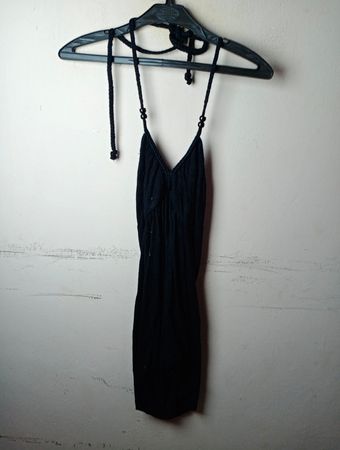 Schwarzes Halsbandkleid