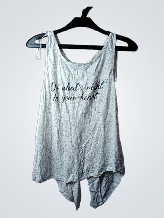 Graues Tanktop mit dem Text "Do what's right in your heart