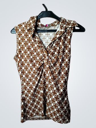 Ärmellose braun-weiße Bluse mit geometrischem Druck