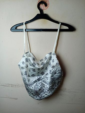 FP Schwester Weiße Schwarze Paisley Bindung Cropped Top