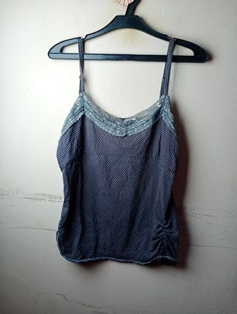 Polka Dot Camisole mit Spitzenbesatz