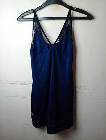 Blaues Nachtkleid mit schwarzem Spitzenbesatz