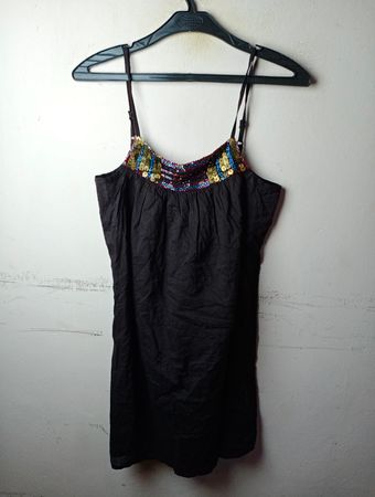 Schwarzes Top mit Paillettenverzierung